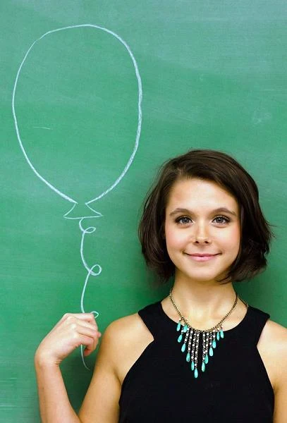 Po raz pierwszy przed kamerą wystąpiła w 2010 roku w krótkometrażowym filmie "Whatever it Takes". Chodziła jeszcze wtedy do szkoły, po zajęciach uczeszczając na zajęcia aktorskie. Po raz pierwszy przed kamerą wystąpiła w 2010 roku w krótkometrażowym filmie "Whatever it Takes". Chodziła jeszcze wtedy do szkoły, po zajęciach uczeszczając na zajęcia aktorskie.