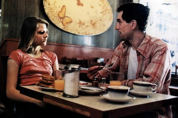 Jodie Foster miała 14 lat, gdy wspaniałą kreacją młodej prostytutki Iris zachwyciła Hollywood. Robert De Niro był porażony grą swojej ekranowej partnerki, którą nagrodzono nominacją do Oscara.