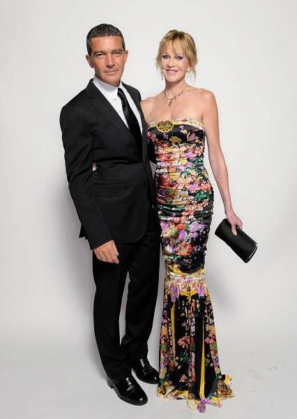 - Nigdy nie ukrywaliśmy tego przed opinią publiczną. Uzależnienie jest niesamowicie trudną sprawą. Ja uzależniłem się jedynie od papierosów i nadal nie potrafię sobie z tym poradzić, choć planuję zerwanie z nałogiem najszybciej, jak to możliwe. Problemy Melanie były jednak naprawdę poważne. To nie jest tak, że tylko osoba uzależniona musi nad sobą pracować. Dotyczy to całej jej rodziny. Wszyscy byliśmy zaangażowani w leczenie Melanie. Zajęło to wiele lat - Banderas mówił w rozmowie z magazynem "Show". - Nigdy nie ukrywaliśmy tego przed opinią publiczną. Uzależnienie jest niesamowicie trudną sprawą. Ja uzależniłem się jedynie od papierosów i nadal nie potrafię sobie z tym poradzić, choć planuję zerwanie z nałogiem najszybciej, jak to możliwe. Problemy Melanie były jednak naprawdę poważne. To nie jest tak, że tylko osoba uzależniona musi nad sobą pracować. Dotyczy to całej jej rodziny. Wszyscy byliśmy zaangażowani w leczenie Melanie. Zajęło to wiele lat - Banderas mówił w rozmowie z magazynem "Show".