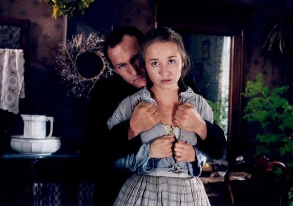 Na kolejną kinową rolę czekała aż 6 lat. W 1999 roku Mariusz Grzegorzek obsadził ją jako główną bohaterkę swego filmu "Królowa aniołów" (na zdjęciu). Rok później aktorka dostała angaż do telenoweli "Złotopolscy", gdzie przypadła jej rola sierżant Joli Podleśnej, koleżanki granej przez Anne Przybylskiej Marylko Baki. Na kolejną kinową rolę czekała aż 6 lat. W 1999 roku Mariusz Grzegorzek obsadził ją jako główną bohaterkę swego filmu "Królowa aniołów" (na zdjęciu). Rok później aktorka dostała angaż do telenoweli "Złotopolscy", gdzie przypadła jej rola sierżant Joli Podleśnej, koleżanki granej przez Anne Przybylskiej Marylko Baki.