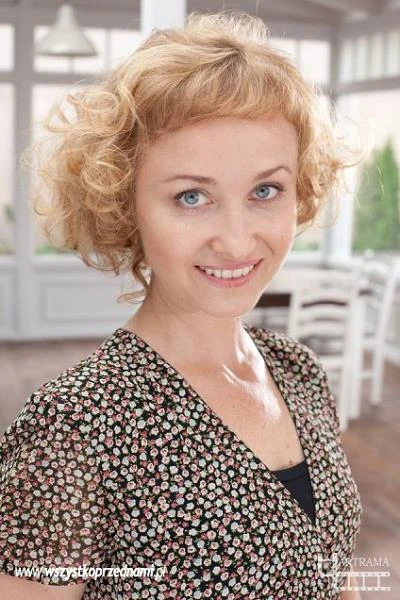 - Nigdy z góry nie odrzucam ról tylko dlatego, że to serial czy telenowela. Raczej tylko te, które nie dają mi możliwości rozwinięcia skrzydeł. Nie chcę powielać schematów, szukam postaci posiadających różne odcienie. Taka jest Anna z "Wszystko przed nami" - Muskała tłumaczyła w rozmowie z Polską Agencją Prasową, dlaczego przyjęła rolę w serialu TVP. - Nigdy z góry nie odrzucam ról tylko dlatego, że to serial czy telenowela. Raczej tylko te, które nie dają mi możliwości rozwinięcia skrzydeł. Nie chcę powielać schematów, szukam postaci posiadających różne odcienie. Taka jest Anna z "Wszystko przed nami" - Muskała tłumaczyła w rozmowie z Polską Agencją Prasową, dlaczego przyjęła rolę w serialu TVP.