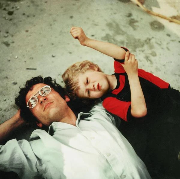 Bohater filmu "Iluminacja" (1972) - Franciszek Retman (Stanisław Latałło) - zostaje studentem fizyki wierząc, że ta dziedzina nauki pozwoli mu zrozumieć porządek świata. Kolejne życiowe doświadczenia - nieszczęśliwa miłość, tragiczna śmierć przyjaciela, małżeństwo, ojcostwo, praca - sprawiają, że jego wiara w naukę słabnie. <br>"Krzysztof Zanussi (...) potwierdził swą pozycję najwybitniejszego reżysera swej generacji. Jego film jest portretem 10 lat życia młodego fizyka, poszukiwania sensu życia, konfrontacji z perspektywą własnej śmierci. Dzieło o wybitnej sile wyrazu i bogactwie, świadczące o odrodzeniu i żywotności polskiego kina " - pisał o "Iluminacji" wybitny francuski krytyk Marcel Martin - fot. TOR