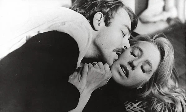 Gwiazdą kolejnego obrazu Zanussiego "Bilans kwartalny" (1974), była ulubiona aktorka reżysera, Maja Komorowska (nagroda na festiwalu w Gdyni), która zagrała trzydziestoparoletnią kobietę prowadzącą jednostajne życie zamknięte w schemacie powtarzających się czynności w pracy i w domu. Film wiele łączy z poprzednimi dziełami Zanussiego - "Strukturą kryształu" oraz 'Iluminacją"; o ile jednak bohaterami tamtych obrazów byli mężczyźni, tu postacią pierwszoplanową jest kobieta, jej osobowość, tęsknoty, przeżycia, jej system wartości.