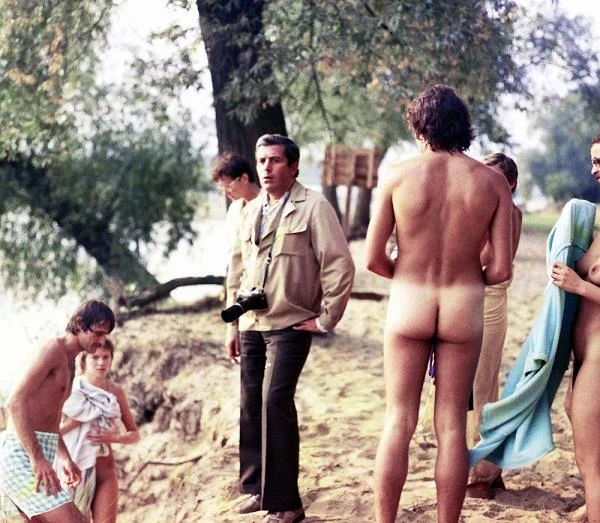 Kolejne dzieło Zanussiego - "Barwy ochronne" (1976) - to jeden z najważniejszych filmów "kina moralnego niepokoju", poruszający problem konformizmu polskiej inteligencji. Portretując zdemoralizowane, przeżarte układami i cynizmem środowisko naukowców, Zanussi dawał zarazem do zrozumienia, że ów portret można rozumieć jako metaforę całego społeczeństwa. Za rolę docenta Jakuba Szelestowskiego Zbigniew Zapasiewicz otrzymał nagrodę aktorską na festiwalu w Gdyni.