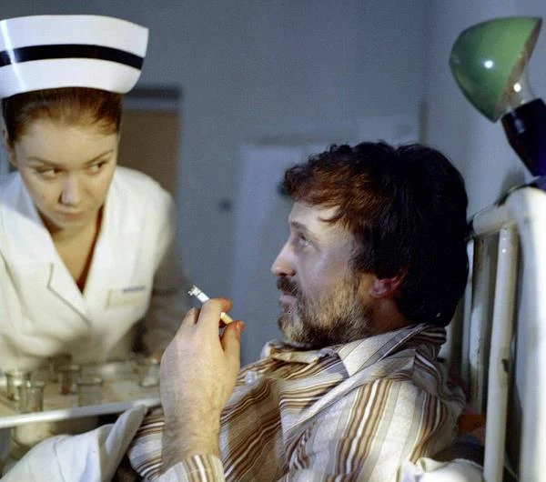 "Filmem o umieraniu rozpaczliwym i beznadziejnym" nazwał jeden z krytyków "Spiralę" (1978) Zanussiego. Trudno znaleźć w polskiej kinematografii drugi utwór tak całkowicie, obsesyjnie wręcz "podporządkowany" jednemu tematowi. Zanussi w przejmujący sposób przypomina w nim starą prawdę, że człowiek nigdy nie jest dostatecznie przygotowany na przyjęcie śmierci. Nie potrafi się z nią pogodzić, nie umie znaleźć na nią duchowej ani intelektualnej odtrutki.  Główną rolę w obrazie, który otrzymał nagrodę Jury Ekumenicznego na festiwalu w Cannes, zagrał Jan Nowicki.