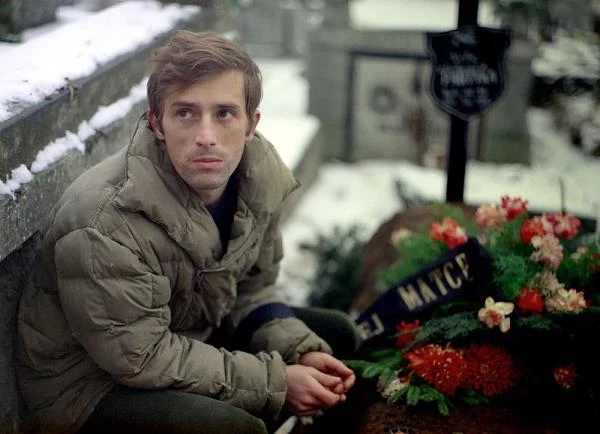 Kolejny obraz Zanussiego i kolejna nagroda Jury Ekumenicznego na festiwalu w Cannes. "Constans" (1980) został wspaniale przyjęty przez krytyków, którzy doszukiwali się w nim swoistej kontynuacji "Iluminacji". "W reżyserii nie ma śladów liryzmu ani afektacji, prosty, surowy styl, slużący celnemu zarysowaniu postaci i wydarzeń. (...) Obraz społeczeństwa (nie tylko polskiego) nazbyt łatwo usprawiedliwiającego egoizm" - pisano w jednej z recenzji. Odtwórca głównej roli Tadeusz Bradecki otrzymał nagrodę dla najlepszego aktora na festiwalu "Młodzi i Film".