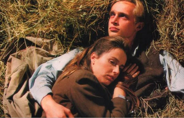 "To najbardziej autobiograficzny z moich filmów, jak karta wyjęta z rodzinnego albumu" - mówił po premierze "Cwału" (1995) Krzysztof Zanussi. To również niezwykła pozycja w filmoigrafii reżysera, bowiem "Cwał" to...komedia, w dodatku dotycząca okresu stalinowskiego, a więc czasów życia w ciągłym strachu, ubeckich prześladowań, złowrogich polowań na prawdziwych i urojonych odstępców od "linii partii".