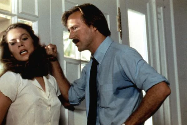 Kathleen Turner i William Hurt w filmie "Żar ciała" (1981)