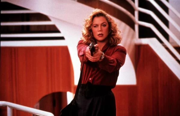 Kathleen Turner w filmie "Detektyw w szpilkach" (1991)
