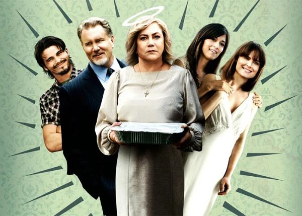 Kathleen Turner na plakacie filmu "The Perfect Family" (2011)