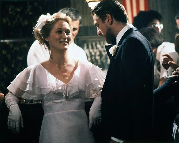 Meryl Streep debiutowała na dużym ekranie w 1977 roku w filmie "Julia" z udziałem Jane Fondy i Vanessa Redgrave. Już kolejna rola w "Łowcy jeleni" (1978) - na zdjęciu - z Robertem De Niro i Christopherem Walkenem przyniosła jej pierwszą nominację do Nagrody Akademii - fot. Screen Prod / Photononstop