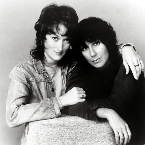 Meryl Streep i Cher poznały się w 1983 roku na planie filmu "Silkwood". W produkcji opartej na faktach gwiazdy grały... kochanki. Obie okazały się na tyle przekonujące, że zarówno Streep, jak i Cher otrzymały nominacje do Oscara. Od tego czasu panie utrzymują serdeczne relacje koleżeńskie.