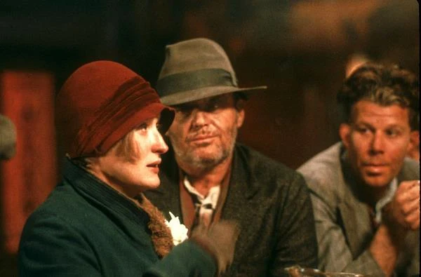 Meryl Streep udowodniła, że potrafi zagrać również pijaczkę. Co prawda w obecności Jacka Nicholsona (i Toma Waitsa - na drugim planie) nie powinno sprawiać to trudności, ale Akademia po raz kolejny doceniła aktorskie wysiłki Streep, nominując ją do Oscara za występ w "Chwastach" (1987).