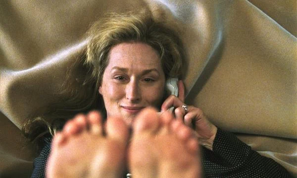 W "Adaptacji" (2002) Spike'a Jonze'a Streep zagrała pisarkę Susan Orlean, autorkę powieści "Złodziej orchidei", która ma zostać przerobiona na scenariusz hollywoodzkiego filmu. Aktorce film Jonze'a przypominał jej wcześniejszy obraz - "Kochanicę Francuza".  - W tamtym filmie pomysł na adaptację klasycznej powieści był taki, żeby pokazać jednocześnie i postać ekranową, i aktorkę zmagającą się z materią. W "Adaptation" zetknęłam się z podobnym chwytem - mówiła aktorka.