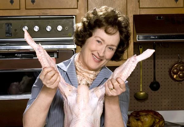 W komedii "Julie i Julia" (2009) Meryl Streep zagrała rolę kulinarnej wyroczni Ameryki - Julii Child. "Genialna jak zawsze Meryl Streep w roli ekscentrycznej ikony amerykańskiej kuchni (Child miała 190 centymetrów wzrostu, cienki głosik i wielki tupet) wywołuje na widowni salwy śmiechu już samym tylko pojawieniem się na ekranie" - pisała w recenzji filmu Karolina Pasternak.