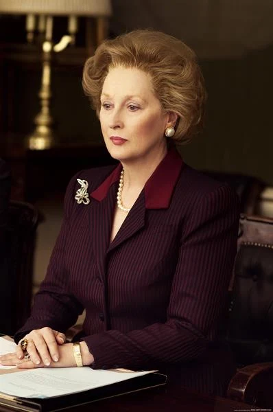 "Decydując się na udział w tym filmie, nie kierowały mną żadne polityczne przesłanki związane z Margaret Thatcher. Jeśli mam być szczera, to naprawdę niewiele wiedziałam na jej temat, jedynie to że bardzo dobrze rozumiała się z Prezydentem Reaganem i popierała wiele jego decyzji politycznych. Bardziej niż jej poglądy polityczne, interesowała mnie cena, jaką musiała zapłacić za swoje decyzje, a także to, jaki te decyzje miały wpływ na nią samą. Zależało nam na tym, aby jak najdokładniej pokazać, dlaczego była jednym z najbardziej znienawidzonych polityków i jednocześnie miała wielu zwolenników, którzy cenili ją za jej odważne decyzje" - tak Streep tłumaczyła, dlaczego zgodziła się na rolę w "Żelaznej Damie". Kreacja brytyjskiej premier przyniosła jej trzeciego Oscara w karierze.