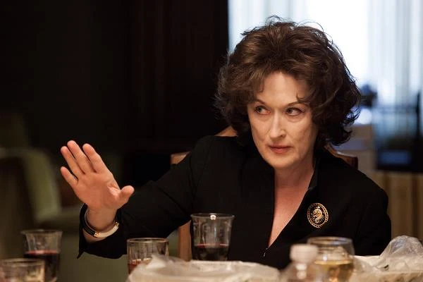 "Samo siedzenie przy stole z Meryl Streep i patrzenie na nią było niesamowite, wszyscy byliśmy pod wrażeniem. Właściwie zapomnieliśmy, że mamy grać. Zamieniliśmy się w widownię i obserwowaliśmy jej niezwykły talent" - tak Julia Roberts wspomina współpracę z Meryl Streep na planie filmu 'Sierpień w hrabstwie Osage" (2013). Obie panie były za swoje kreacje nominowane do Oscara.
