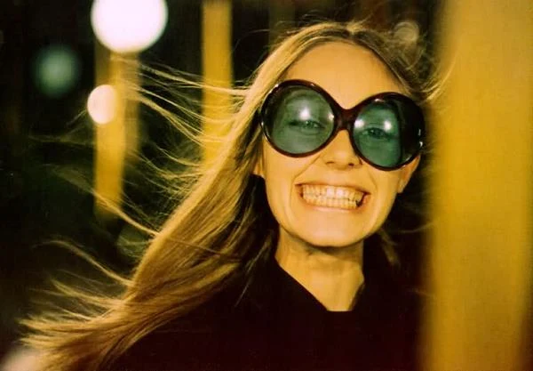 W słynnym "Polowaniu na muchy" Andrzeja Wajdy na podstawie scenariusza Janusza Głowackiego, gdzie zagrała studentkę polonistyki - Irenę. "Zagrała dziewczynę modliszkę, niszczącą, piękną, uwodzicielską, ze złowrogim uśmiechem. Tak chcę ją zapamiętać" - powiedział pisarz na wieść o śmierci artystki.