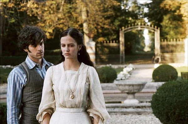 Eva Green po raz pierwszy na dużym ekranie pojawiła się w kontrowersyjnych "Marzycielach" (2003) Bernardo Bertolucciego. Jak to zazwyczaj u tego włoskiego reżysera rola była mocno rozbierana, dzięki czemu kinomani mogli dosyć dokładnie poznać anatomię jej ciała. Wespół z kolegami z planu - Michaelem Pittem i Louisem Garrelem.

Następnie zagrała Clarisse de Dreux-Soubise w kostiumowej produkcji "Arsene Lupin" (2004), u boku wcielającego się w tytułową kreację Romaina Durisa.