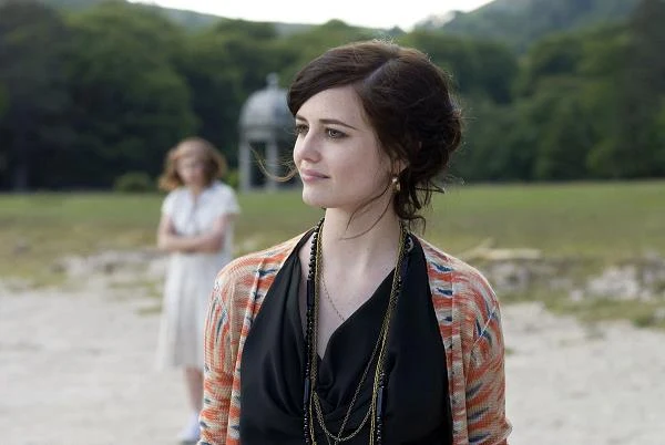 W thrillerze "Pęknięcia" (2009), opowieści o grupie przyjaciółek ze szkoły z internatem, która trenuje skoki do wody pod okiem charyzmatycznej nauczycielki.