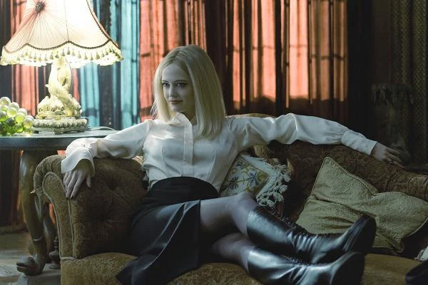 W roli Angelique Bouchard w "Mrocznych cieniach" (2012) Tima Burtona - jej bohaterka zamieniła w wampira samego Johnny'ego Deppa.