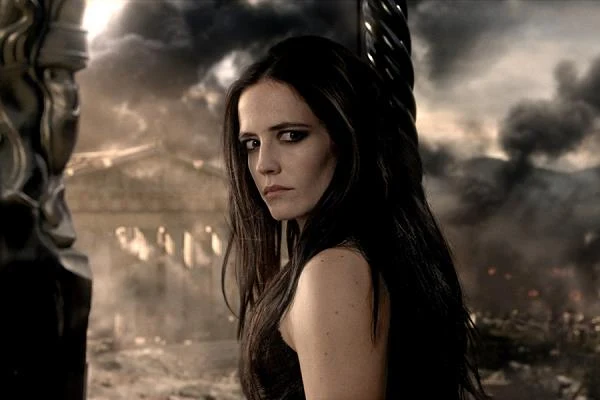 Rok 2014 to dla Evy Green rok ról w sequelach ekranizacji popularnych komiksów. W marcu na ekranach kin oglądaliśmy ją w superprodukcji "300: Początek imperium" Noama Murro - kontynuacji hitu sprzed ośmiu lat - gdzie wcielała się w żądną władzy Artemizję...