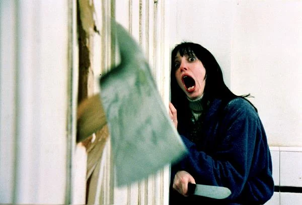 Możecie nie znać Shelley Duvall, ale to ujęcie - z horroru Stanleya Kubricka "Lśnienie" (1980) - należy do jednych z najbardziej ikonicznych momentów w historii kina. Nie wszyscy pamiętają jednak, że za postać żony granego przez Jacka Nicholsona bohatera Duvall otrzymała nominację do.. Złotej Maliny. Aktorka kończy w poniedziałek, 7 lipca, 65 lat. Z tej okazji przypominamy jej najważniejsze kinowe wcielenia.