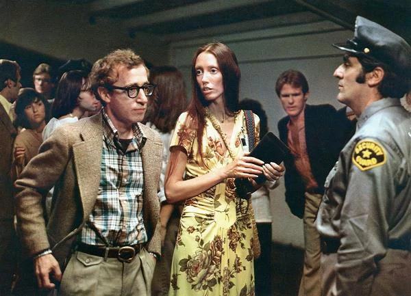 W tym samym roku aktorkę oglądać mogliśmy w niewielkiej roli w "Annie Hall" Woody'ego Allena. Podczas pracy na planie tego obrazu Duvall poznała wokalistę Paula Simona, z którym połączył ją namiętny 2-letni romans - fot. Everett Collection