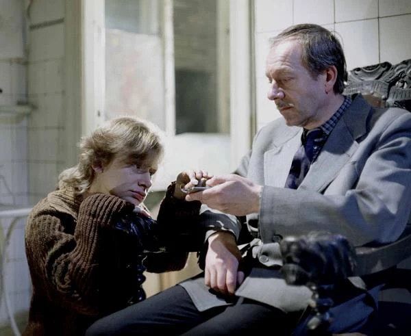Jadwiga Janowska-Cieślak i Jerzy Kamas w filmie "Wkrótce nadejdą bracia" (1985)