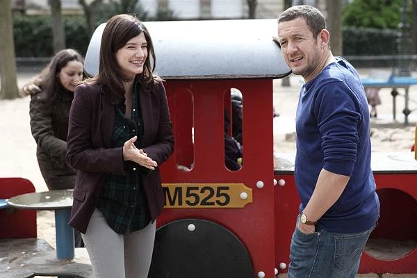 Alice Pol i Dany Boon w scenie z filmu "Przychodzi facet do lekarza"