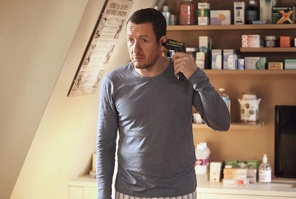 Dany Boon w scenie z filmu "Przychodzi facet do lekarza"