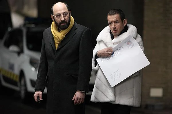 Kad Merad i Dany Boon w scenie z filmu "Przychodzi facet do lekarza"