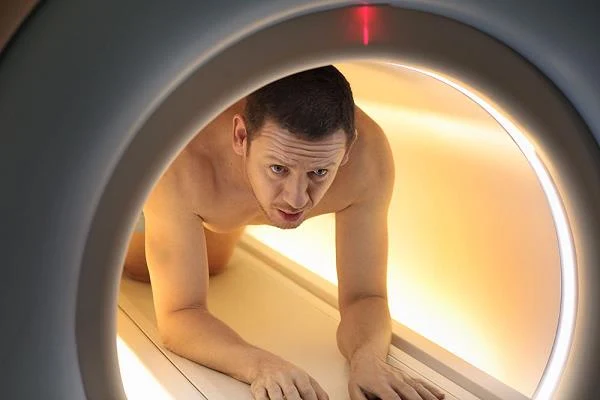 Dany Boon w scenie z filmu "Przychodzi facet do lekarza"