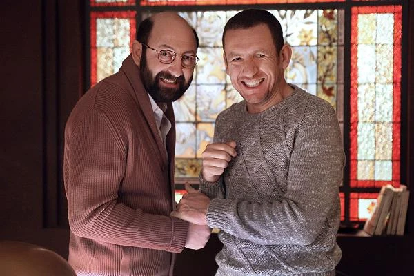 Kad Merad i Dany Boon w scenie z filmu "Przychodzi facet do lekarza"