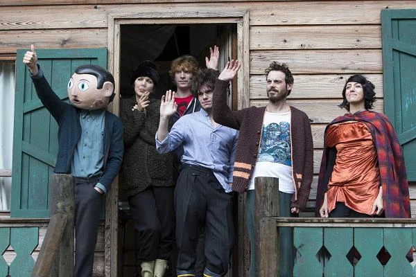 Michael Fassbender, Maggie Gyllenhaal, Domhnall Gleeson, François Civil, Scoot McNairy i Carla Azar w scenie z filmu "Frank"