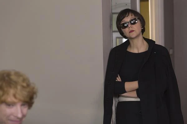 Domhnall Gleeson i Maggie Gyllenhaal w scenie z filmu "Frank"