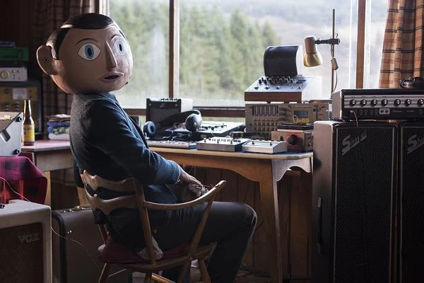 Michael Fassbender w scenie z filmu "Frank"