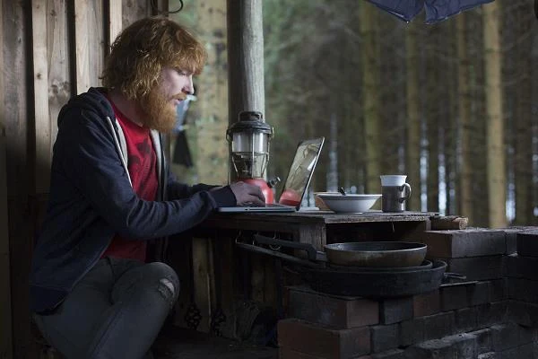 Domhnall Gleeson w scenie z filmu "Frank"