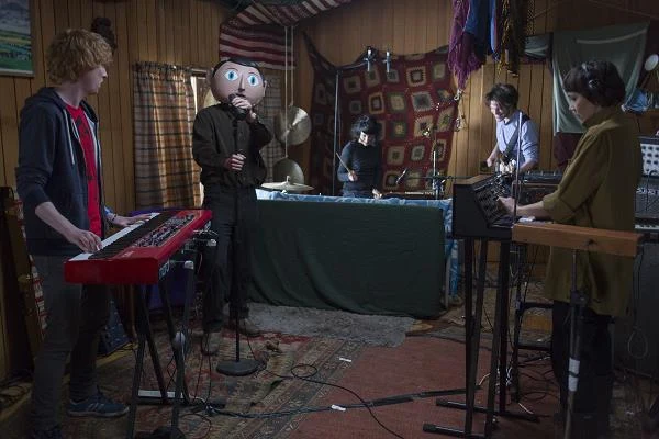 Domhnall Gleeson, Michael Fassbender, Carla Azar, François Civil i Maggie Gyllenhaal w scenie z filmu "Frank"