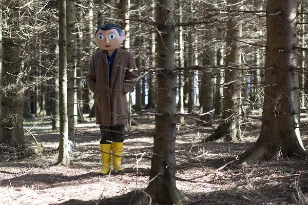Michael Fassbender w scenie z filmu "Frank"