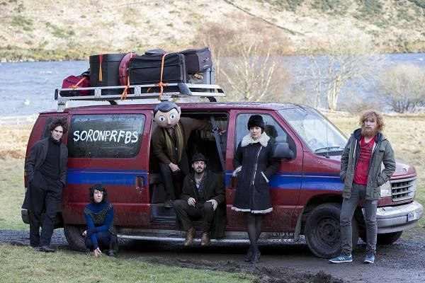 François Civil, Carla Azar, Michael Fassbender, Scoot McNairy, Maggie Gyllenhaal i Domhnall Gleeson w scenie z filmu "Frank"