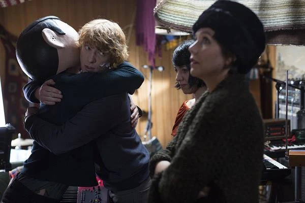 Michael Fassbender, Domhnall Gleeson, Carla Azar i Maggie Gyllenhaal w scenie z filmu "Frank"