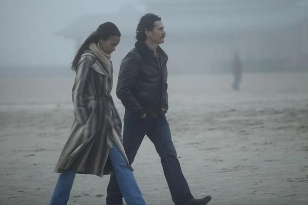 Zoe Saldana i Billy Crudup w scenie z filmu "Więzy krwi"