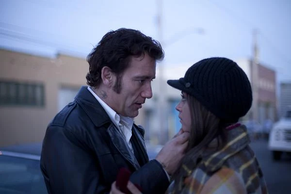 Clive Owen i Mila Kunis w scenie z filmu "Więzy krwi"
