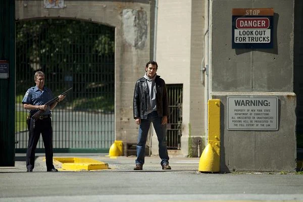 Clive Owen w scenie z filmu "Więzy krwi"