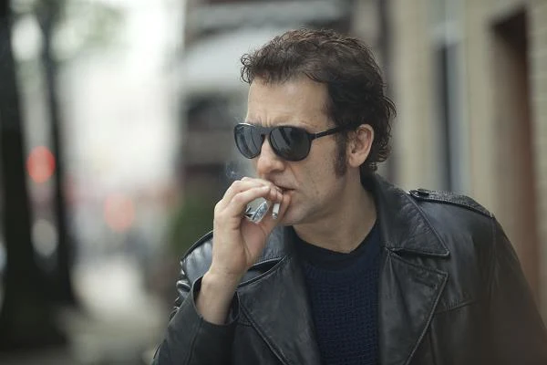 Clive Owen w scenie z filmu "Więzy krwi"