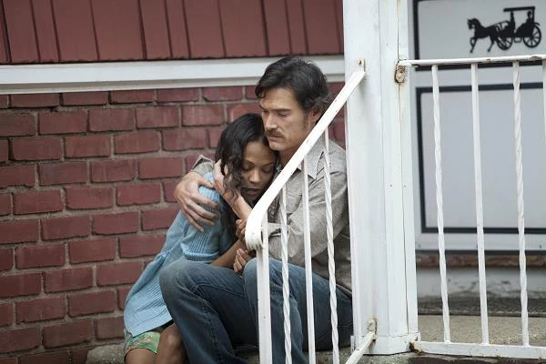 Zoe Saldana i Billy Crudup w scenie z filmu "Więzy krwi"
