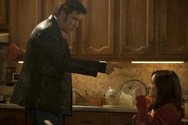 Clive Owen i Marion Cotillard w scenie z filmu "Więzy krwi"