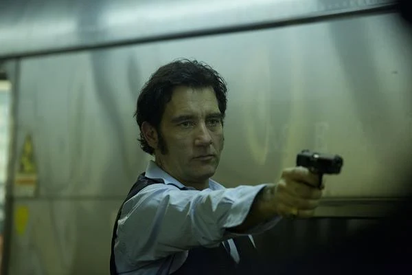 Clive Owen w scenie z filmu "Więzy krwi"