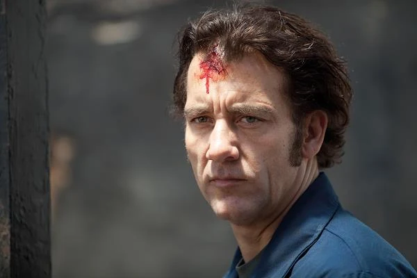 Clive Owen w scenie z filmu "Więzy krwi"